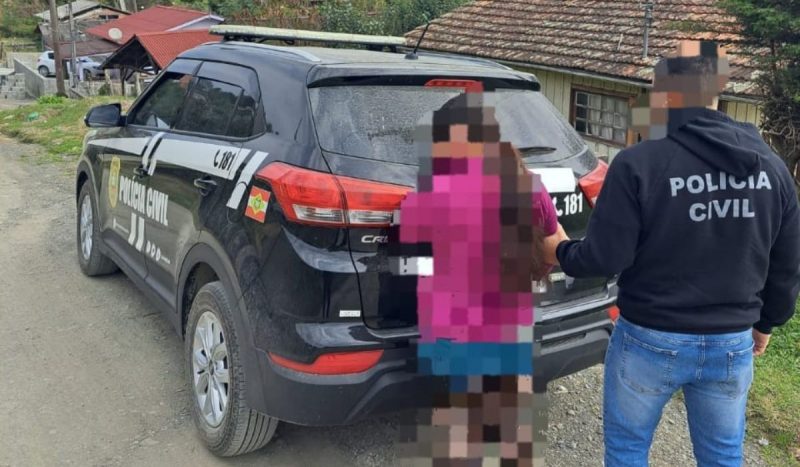 Padrasto, suspeito de abuso sexual contra criança em Bom Retiro, é preso no Paraná. A mãe da criança, presa na quarta-feira (28), gravava a violência