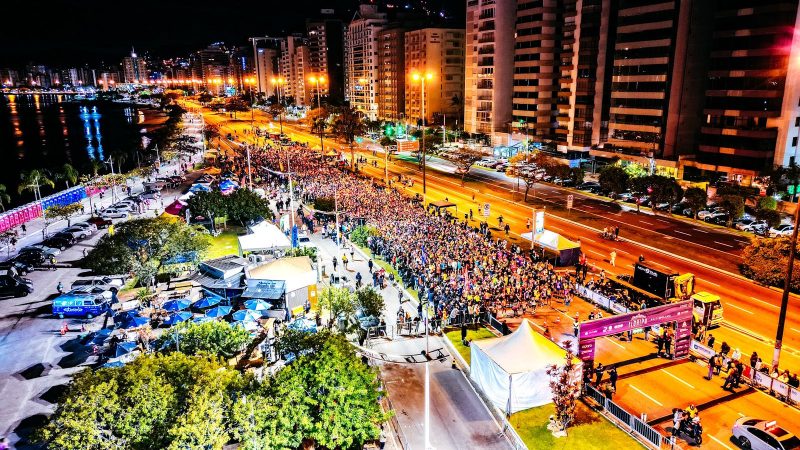 Largada da Maratona Internacional de Floripa na Beira-Mar Norte