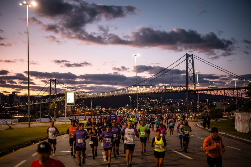 Atletas participam da Maratona Internacional de Floripa com a Ponte Hercílio Luz de fundo