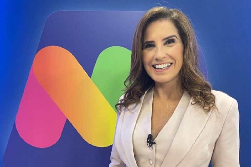  Jornalista Márcia Dutra com a logo do Grupo ND ao fundo