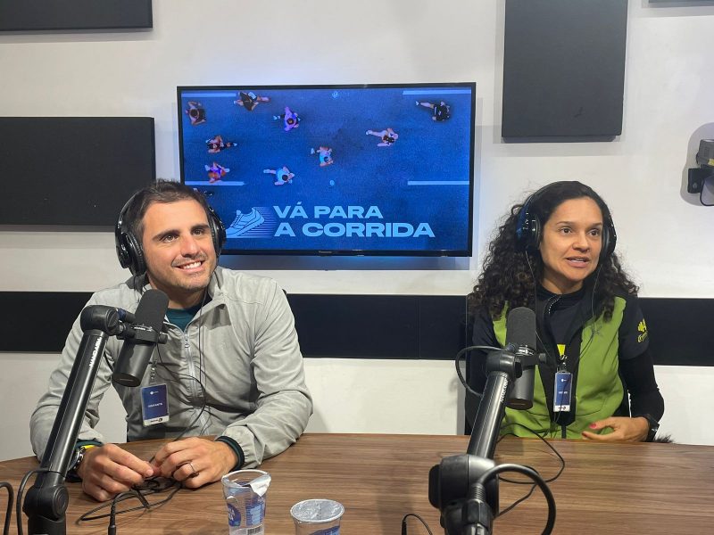 Luiz Fernando e Mariana Scarpelli no podcast Vá Para a Corrida