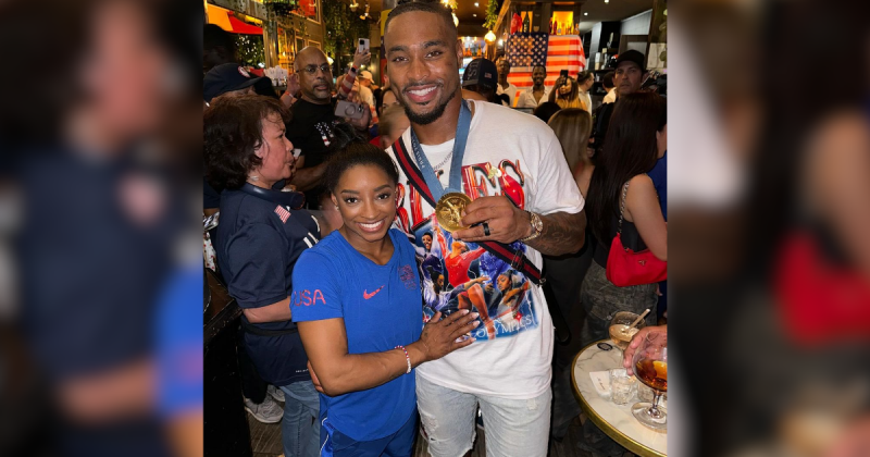 Marido de Simone Biles segurando medalha na mão