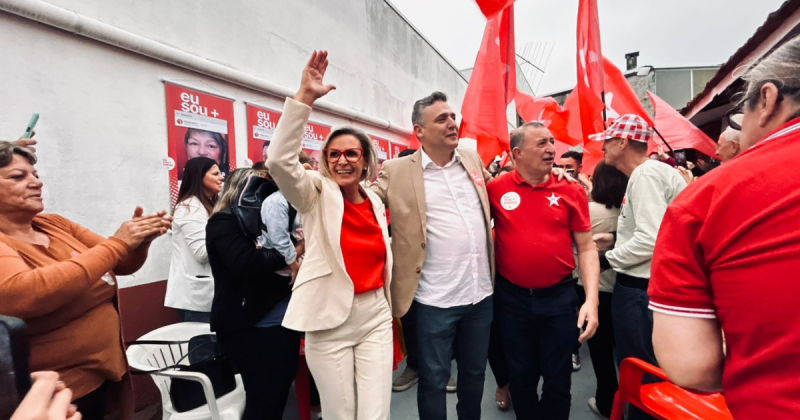 Marisa Zanoni em foto abraçada com políticos