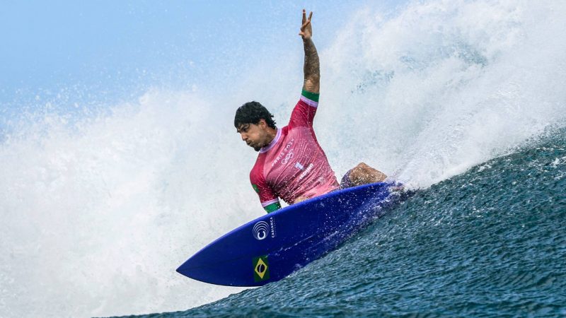 Gabriel Medina pegando onda