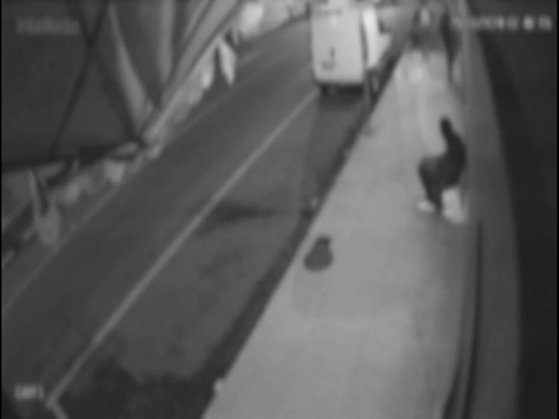 frame de imagens de vídeo monitoramente mostram momentos antes da morte de gaúcho em SC, quando vítima, um homem, estava sentado em calçada em frente a uma conveniência 