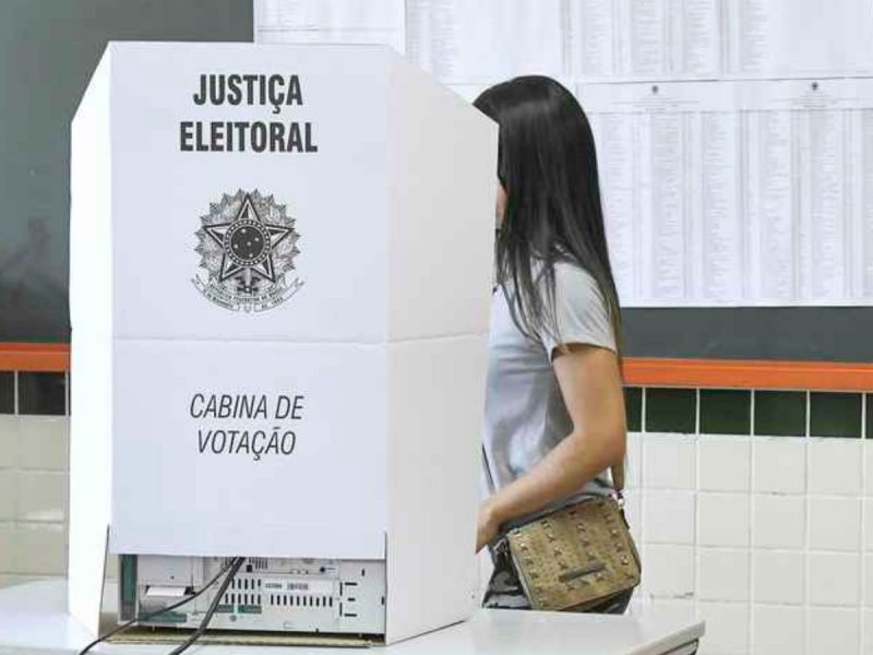 Eleitora em cabina de votação