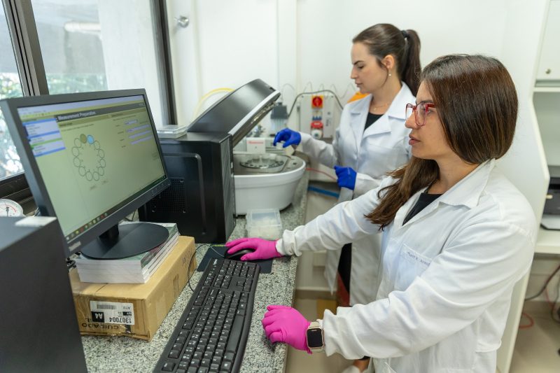 Acadêmicos realizam iniciação científica no Laboratório Interdisciplinar de Desenvolvimento de Nanoestruturas, da UFSC, que é referência em pesquisa, presta consultoria para empresas e forma profissionais