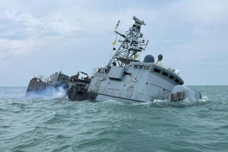 Navio de Guerra naufragando no Mar da China Meridional