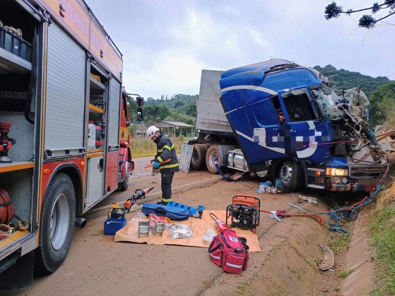 Motorista fraturou as duas pernas no acidente