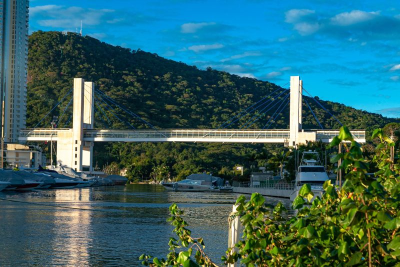 imagem da passarela da Barra de Balneário Camboriú