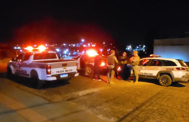 Mulher tenta resistir a assalto ao sair do supermercado e leva facada na barriga em SC