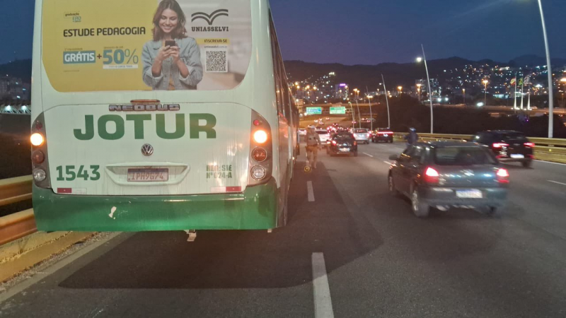 Ônibus travou por conta de falha no eixo cardã, que transmite a energia do motor para as rodas do veículo