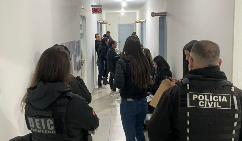 Prefeitura da Grande Florianópolis é alvo da polícia por esquema 'em família' em obra de escola, foto mostra policiais em um corredor