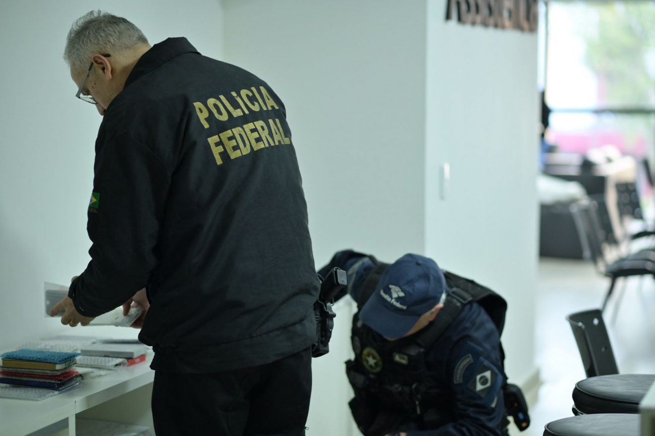 Policiais federais cumprem 37 mandados de busca e apreensão na cidade – PF/Divulgação/ND