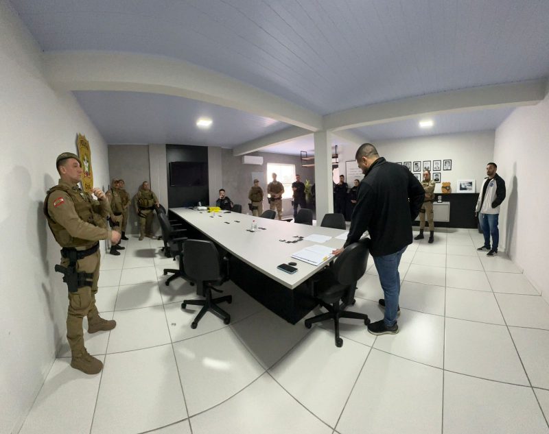 Operação conjunta em Itajaí, policiais militares e civis, guarda municipal