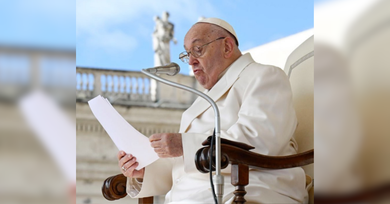 Papa Francisco lendo em frente a microfone