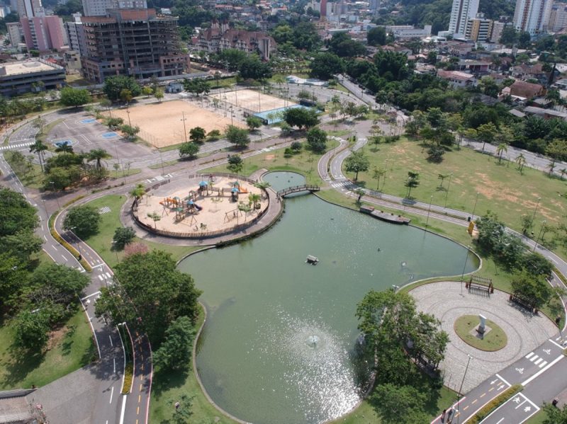 A imagem mostra o Parque Ramiro Ruediger, em Blumenau, que está aberto durante o feriado.