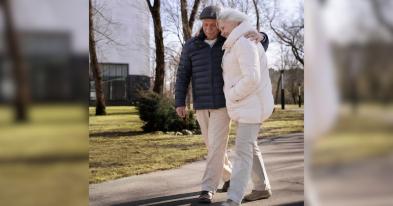 Um homem e uma mulher com mais idade caminhando juntos e abraçados