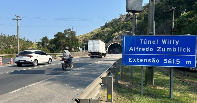 Túnel Willy Alfredo Zumblick, na BR-101 em Tubarão, será reduzido a meia pista, com faixa direita e acostamento bloqueados, entre sexta (23) e segunda-feira (26)