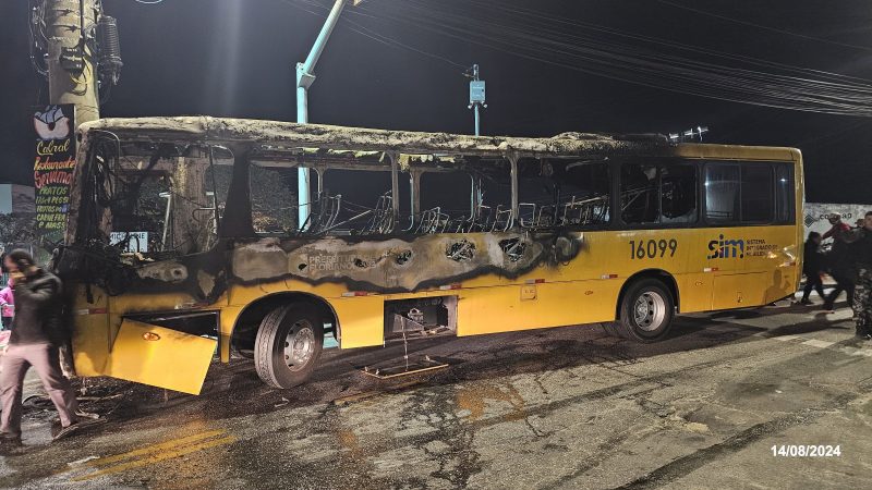 Ônibus amarelinho incendiado por criminosos