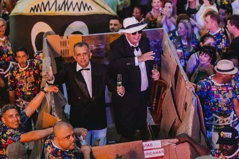 Pedrinho desfila no carro "O Luxo no Lixo" no Berbigão do Boca