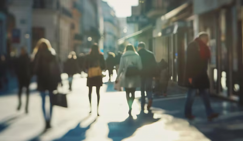 Pessoas andando na rua com filtro embaçado na foto para ilustrar matéria sobre crescimento populacional em SC