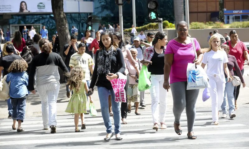 população do Brasil atravessando faixa de pedestres