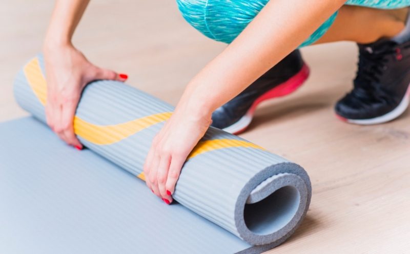 Professora com deficiência ganha indenização após ser coagida a pedir demissão. Na foto, um tapete de pilates sendo enrolado por uma mulher