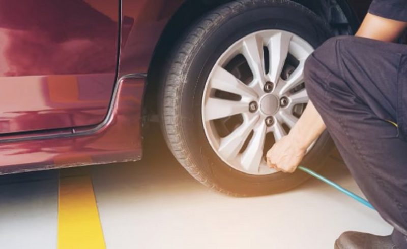 na imagem aparece um dos pneus do carro sendo calibrados antes de viagem