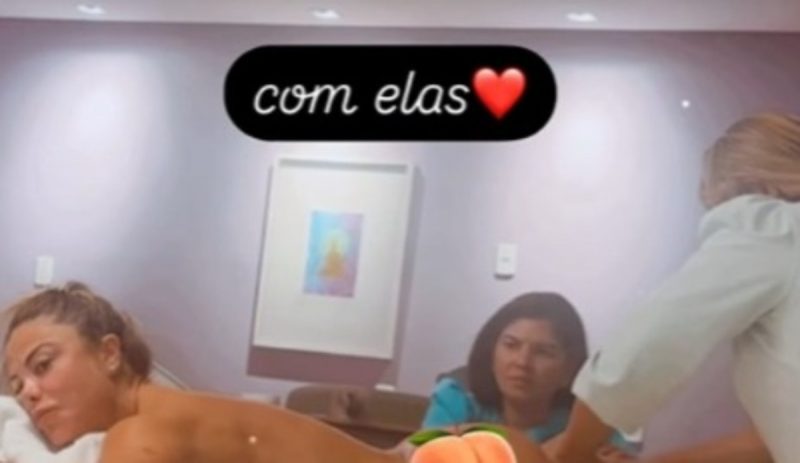 Poliana Rocha durante massagem modeladora 