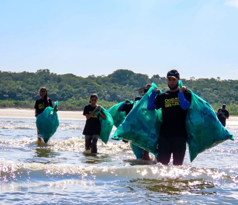 Lixo vai virar brinquedos e acessórios de surf