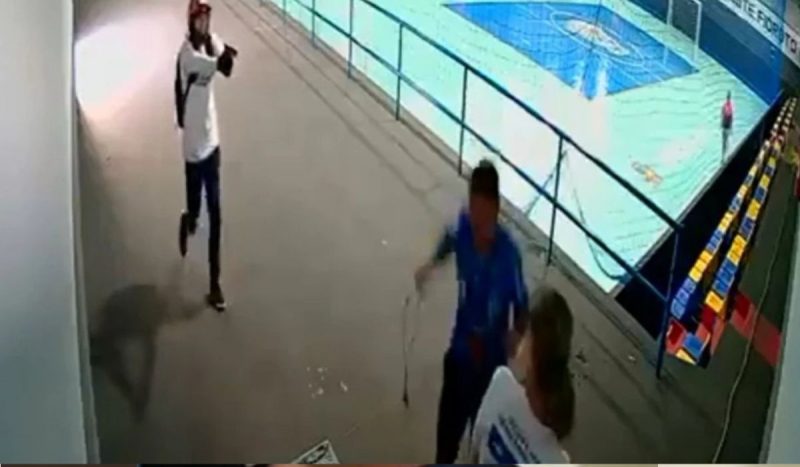 Vídeo de câmera de segurança mostrando homem com camisa branca chegando e atirando em professor morto com 15 tiros no PR