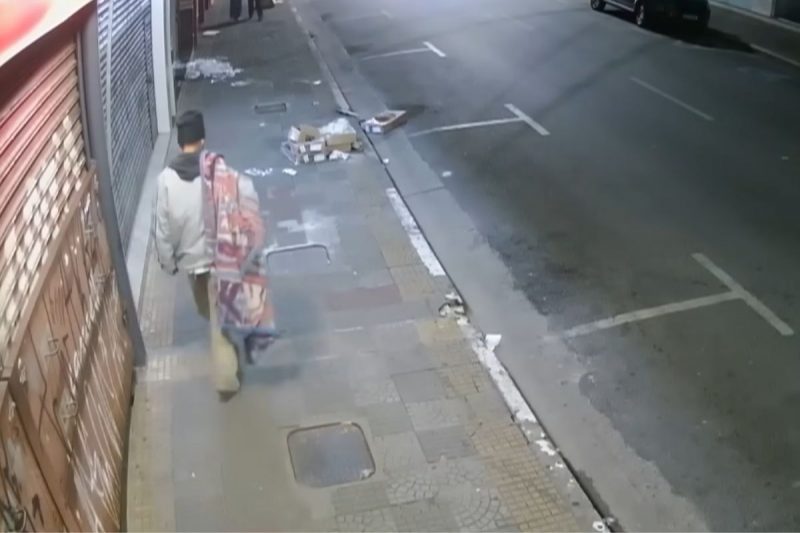 Quadrilha se disfarça de pessoa em situação de rua Integrante da quadrilha se disfarça como um dos moradores de rua para roubar banco em SP
