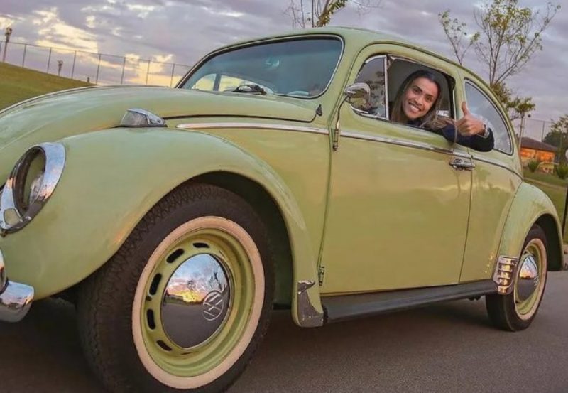 na imagem aparecem quanto custam os carros dos atletas brasileiros como a jogadora Marta