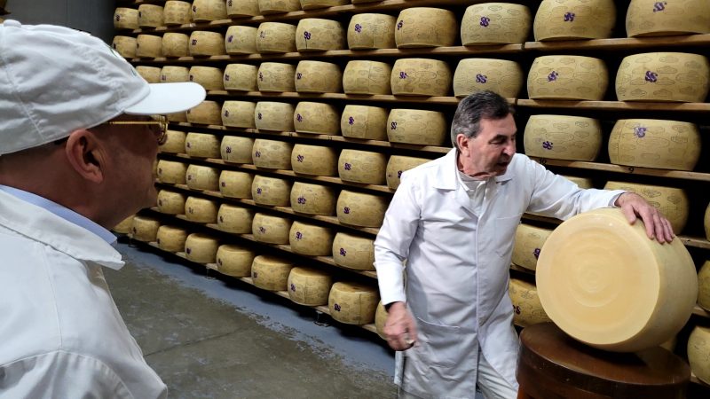 Il mastro casaro mostra come vengono prodotti i formaggi classici in Carolina del Sud