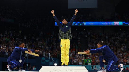 Museu do Louvre sugere pendurar imagem de Rebeca Andrade reverenciada por Biles e Chiles