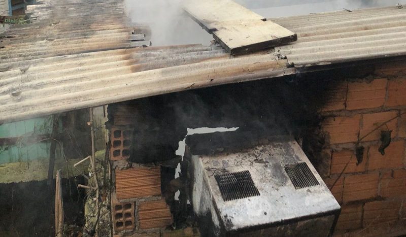 Incêndio atinge casa em Canasvieiras, no Norte de Florianópolis