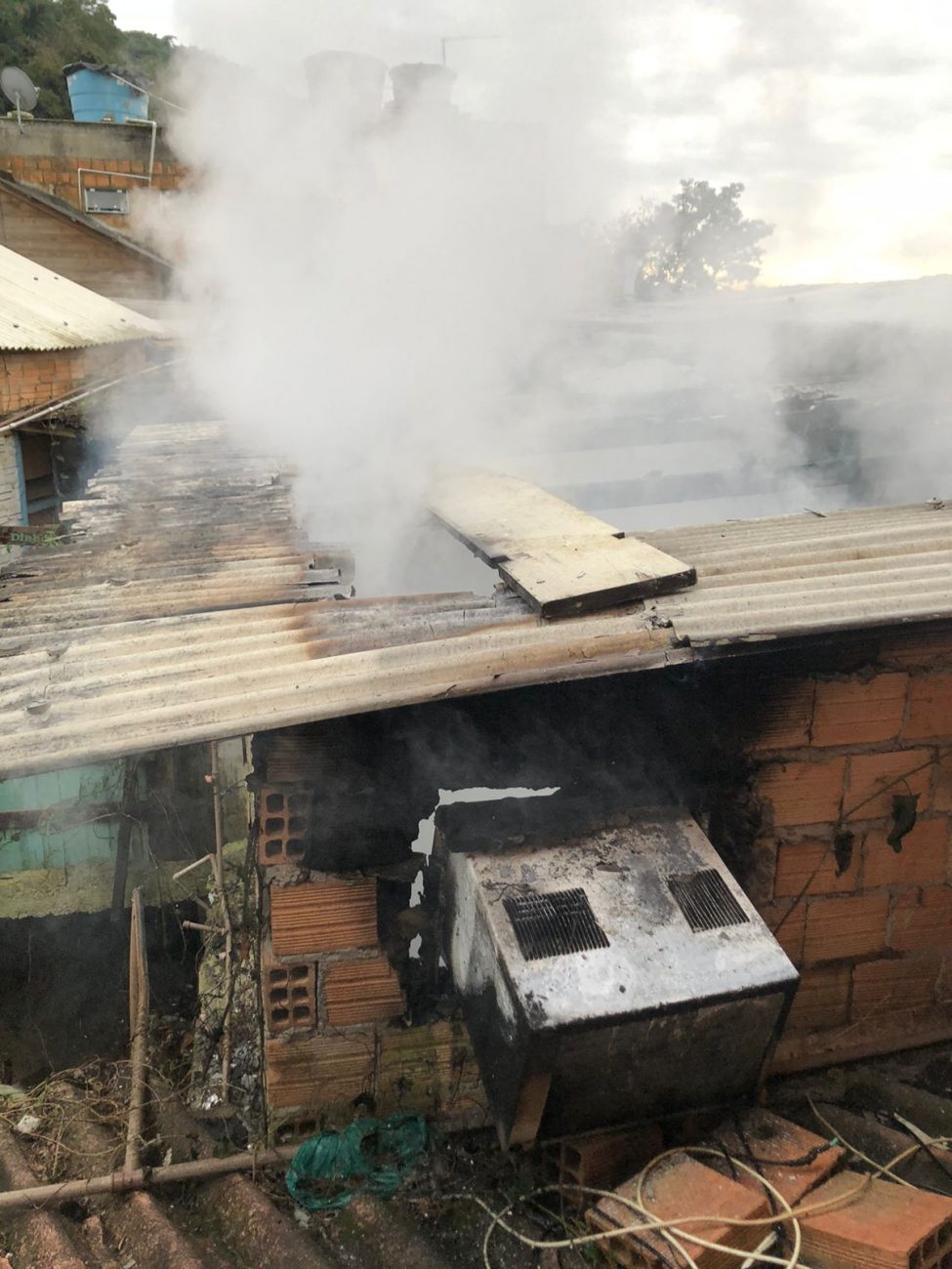 Incêndio, em Canasvieiras, no Norte da Ilha, não registrou feridos – Foto: Reprodução/ ND – Reprodução/ ND