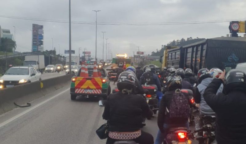 Acidente envolvendo caminhão gera quilômetros de congestionamento na BR-101, em São José, na Grande Florianópolis