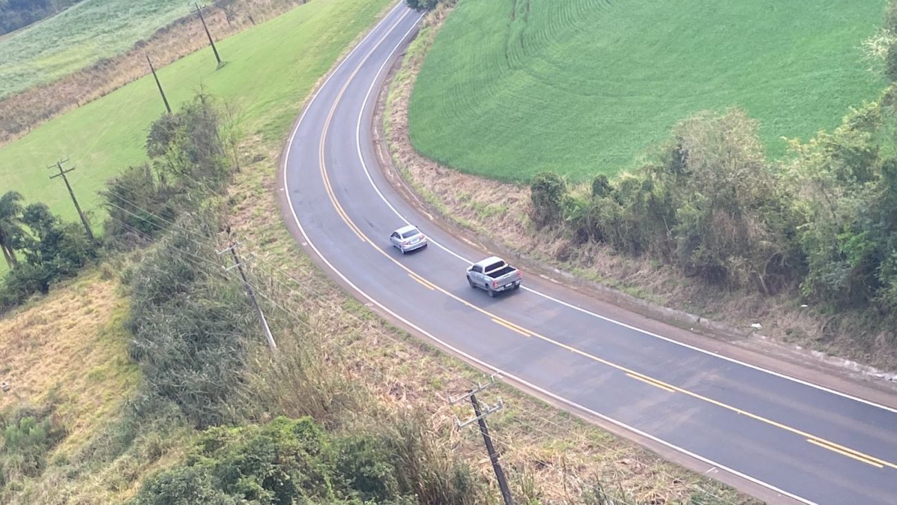 Um caminhão roubado em Chapecó na noite de quarta-feira (28) foi recuperado na SC-157 com auxílio de um helicóptero nesta quinta-feira (29). - Saer/Reprodução/ND