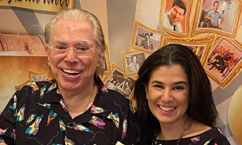 na foto aparecem Silvio Santos e Rebeca Abravanel sorrindo durante comemoração