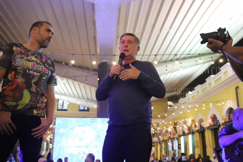 Imagem mostra sorteio dos desfiles das escolas de samba de Florianópolis no Carnaval 2025