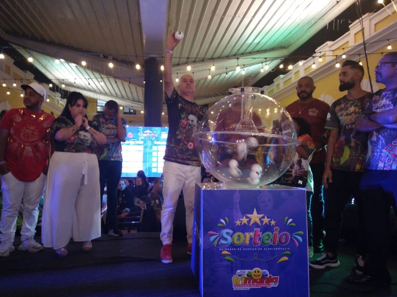 Imagem mostra sorteio dos desfiles das escolas de samba de Florianópolis no Carnaval 2025