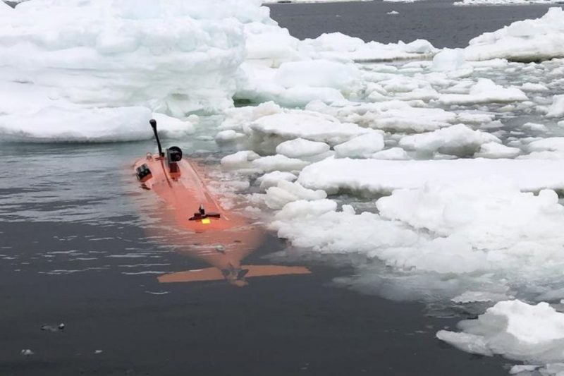 Submarino de cor laranja sob geleira na Antártida