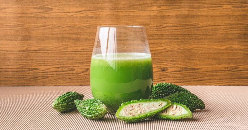 Suco de melão amargo com frutas por perto 