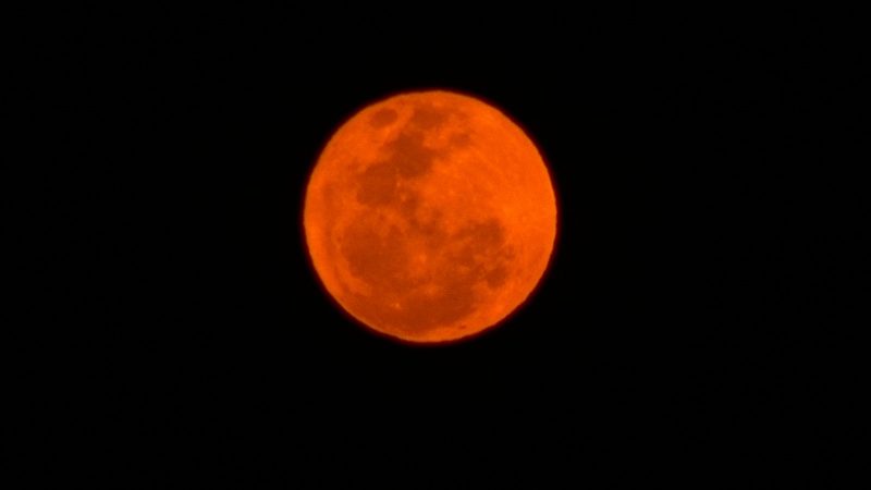 Lua Cheia Azul em céu escuro