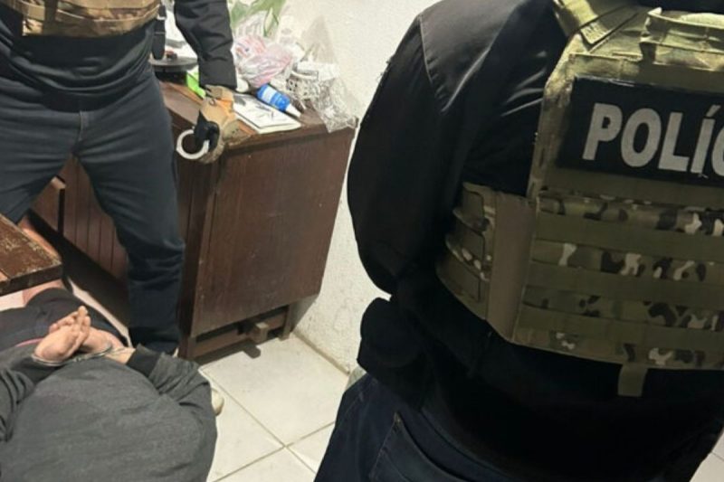 Policiais algemando suspeito de roubar consulado italiano em Florianópolis