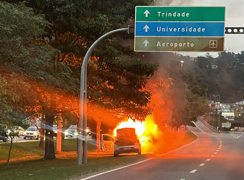 Carro com kit GNV instalado pegando fogo