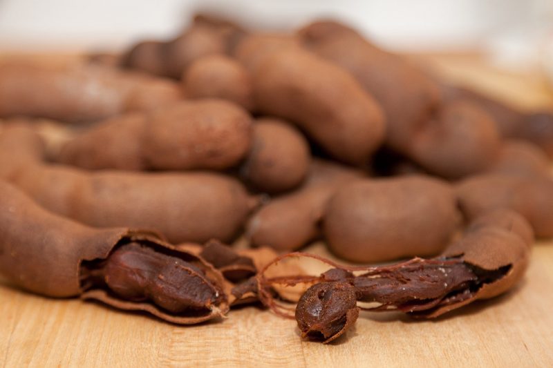 Tamarindo torrado em um mesa de madeira