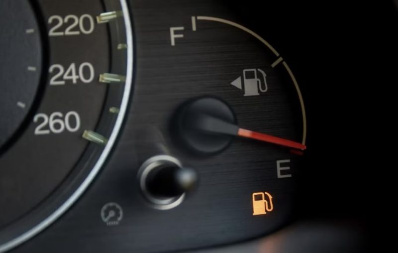 Tampa do tanque de gasolina pode aparecer do visor localizado no painel do carro